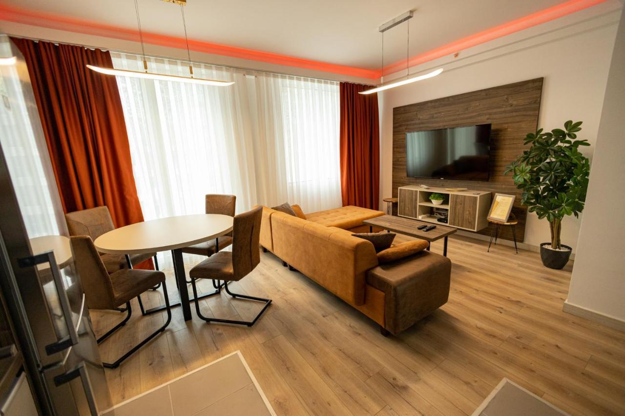 19Th & 18Th Floor Secure Apartments With Pool & Fitness & Parking Included In Price Skopje Exterior photo